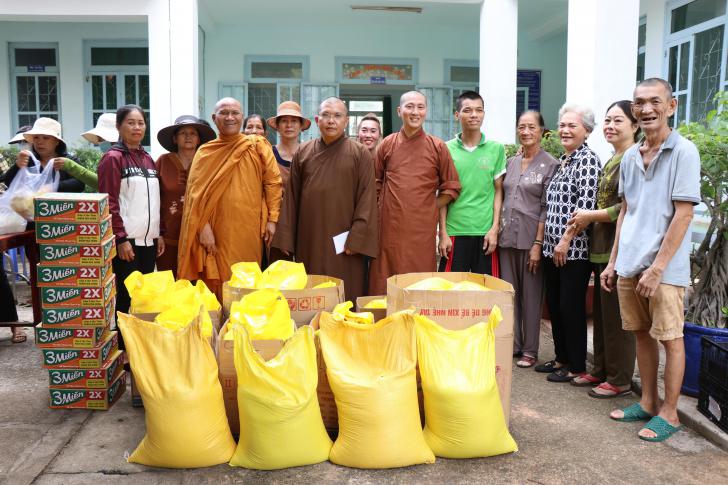 Ban Từ thiện – Xã hội Phật giáo Tỉnh phục vụ bữa ăn nghĩa tình và trao tặng quà tại Trung tâm Bảo trợ Xã hội tổng hợp Tỉnh Bình Thuận