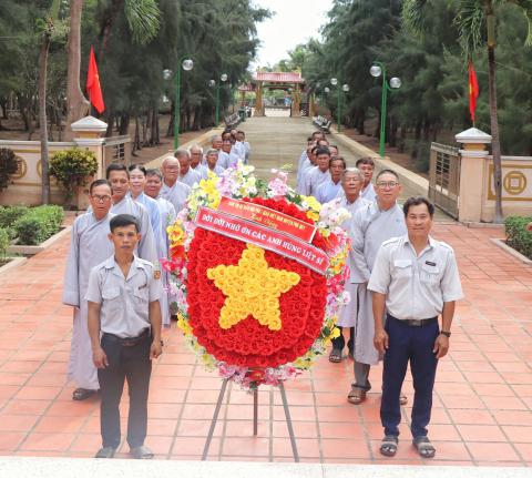 Phú Quý: Ban Trị Sự Phật Giáo Huyện Dâng Hương Tại Đài Tưởng Niệm Liệt Sĩ Huyện