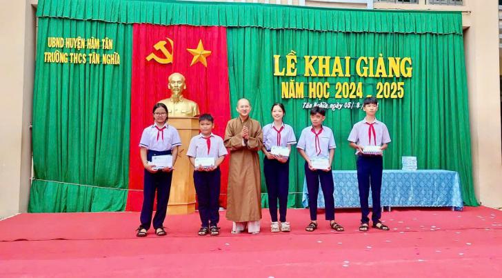 Hàm Tân: Tổ Đình Quảng Ân Tặng Học Bổng Khuyến Học Cho Các Học Sinh Vượt Khó Học Giỏi