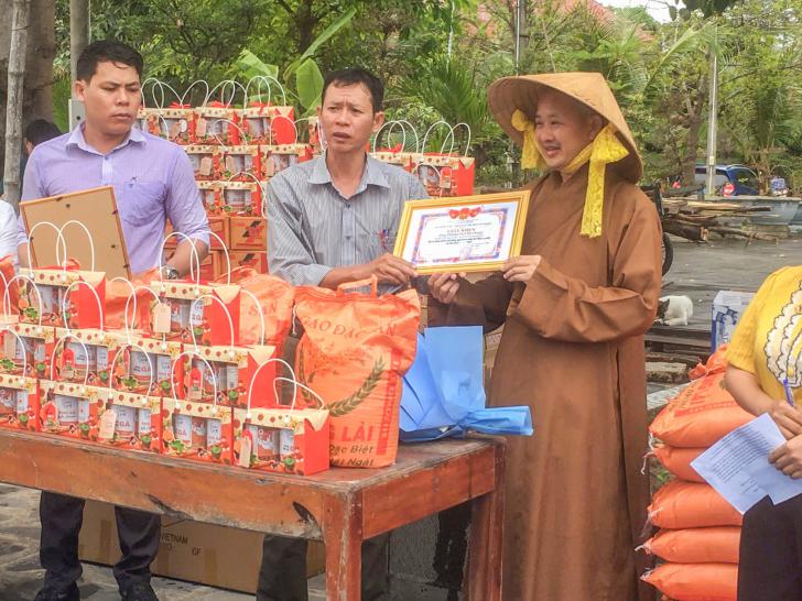 Hàm Tân: Tổ Đình Quảng Ân Tặng 200 Phần Quà Tết Đến Bà Con Có Hoàn Cảnh Khó Khăn