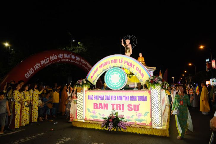 PHAN THIẾT: XE HOA RỰC RỠ CHUẨN BỊ DIỄU HÀNH KÍNH MỪNG PHẬT ĐẢN TẠI BÌNH THUẬN