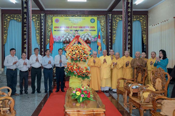 PHAN THIẾT: LÃNH ĐẠO TỈNH BÌNH THUẬN THĂM, CHÚC MỪNG PHẬT ĐẢN BAN TRỊ SỰ PHẬT GIÁO TỈNH