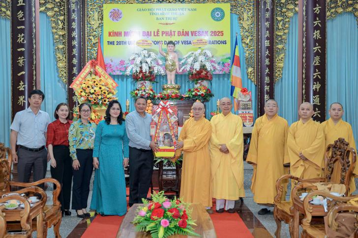 Phan Thiết: Thành Uỷ, HĐND, UBND, UBMTTQ Việt Nam Thành Phố Phan Thiết Thăm, Chúc Mừng Phật Đản Ban Trị Sự Phật Giáo Tỉnh