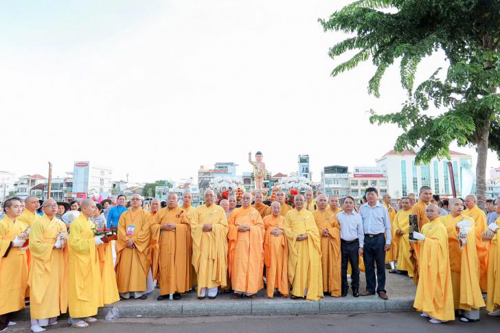 Phan Thiết: Lễ Cung Rước Tôn Tượng Đản Sanh Và Thắp Sáng 7 Đoá Hoa Sen Trên Sông Cà Ty