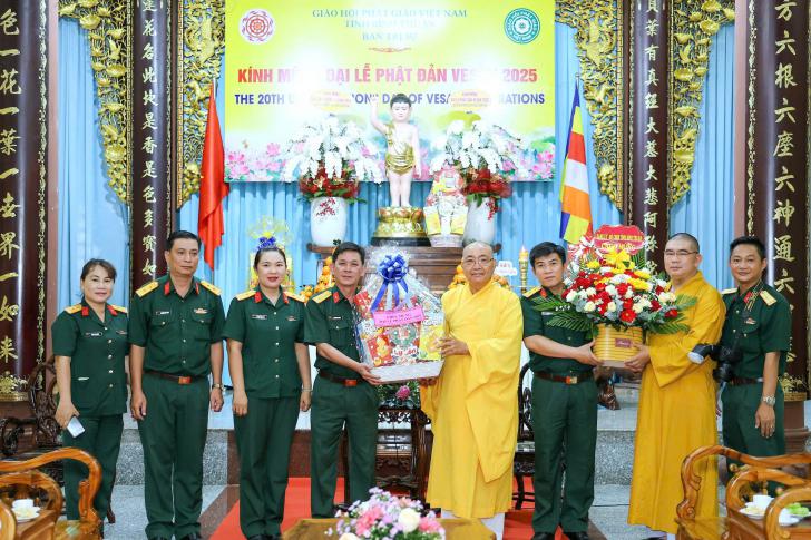 Phan Thiết: Bộ Chỉ Huy Quân Sự Tỉnh Bình Thuận Thăm Và Chúc Mừng Phật Đản Ban Trị Sự GHPGVN Tỉnh