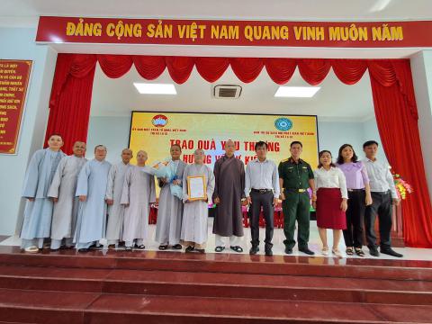 La Gi: Ban Trị Sự Phật Giáo Thị Xã Trao 300 Phần Quà Đến Các Hộ Khó Khăn Nhân Mùa Phật Đản 2025
