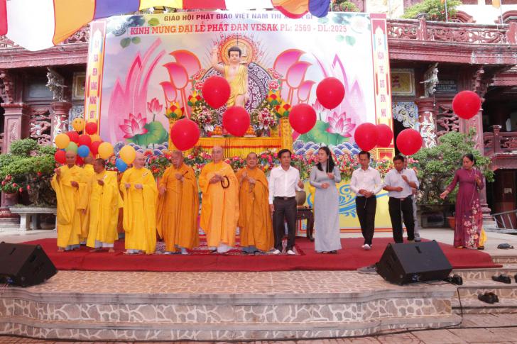 LA GI: PHẬT GIÁO THỊ XÃ TRANG NGHIÊM CỬ HÀNH ĐẠI LỄ PHẬT ĐẢN