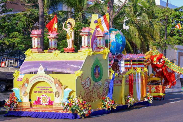PHAN THIẾT: RỰC RỠ DIỄU HÀNH XE HOA MỪNG PHẬT ĐẢN VESAK 2025 – BÌNH THUẬN LUNG LINH SẮC ĐẠO VÀ TÌNH DÂN TỘC