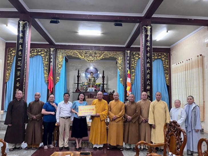 PHAN THIẾT: BAN TRỊ SỰ PHẬT GIÁO TỈNH TRAO 30 TRIỆU ĐỒNG HỖ TRỢ ĐỒNG BÀO VÙNG BÃO LŨ