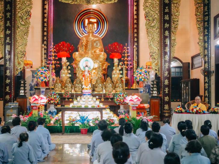 Phan Thiết: Chùa Tỉnh Hội Phật Ân Trang Nghiêm Tổ Chức Đêm Hoa Đăng Vía Đức Phật A Di Đà