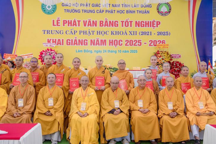 LÂM ĐỒNG: TRƯỜNG TRUNG CẤP PHẬT HỌC BÌNH THUẬN TRANG TRỌNG TỔ CHỨC LỄ PHÁT VĂN BẰNG TỐT NGHIỆP KHÓA XII VÀ KHAI GIẢNG NĂM HỌC 2025–2026